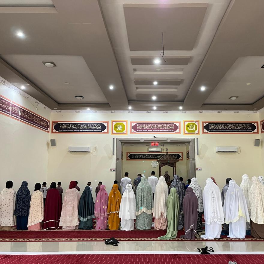 kegiatan Sholat Dhuha berjamaah di Masjid Al-Ilham, Desa Abbatireng